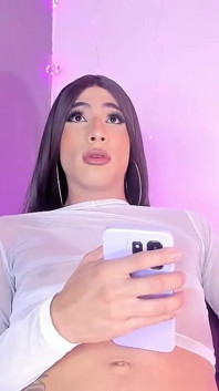 Femboy Kolumbijski Pollaxxl intensywnie się masturbuje i prosi, by brunetka pieprzyła ją bez prezerwatywy