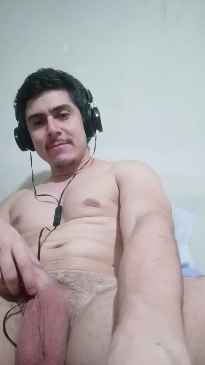 Tabasco Jake: Un armăsar frumos masturbează o pulă albă mare