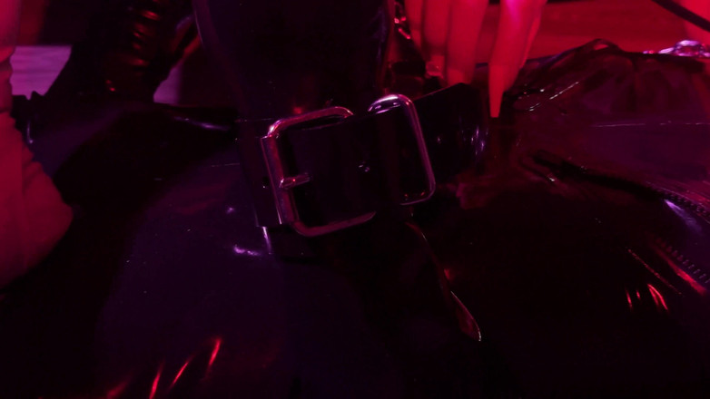 Rubber pervs: Rubber &amp; ava fetishart danno al perv un footjob in lattice...