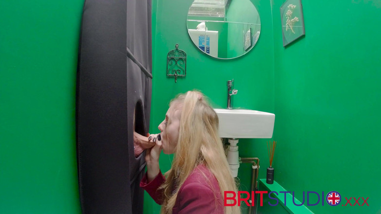 Brit Studio: 寻欢洞：18岁女大学生吮吸鸡巴