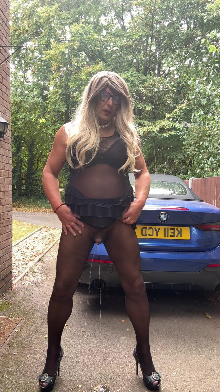 Kellycd2022: Crossdresser sexy Kellycd2022 în ciorapi negri fără cusături și tocuri