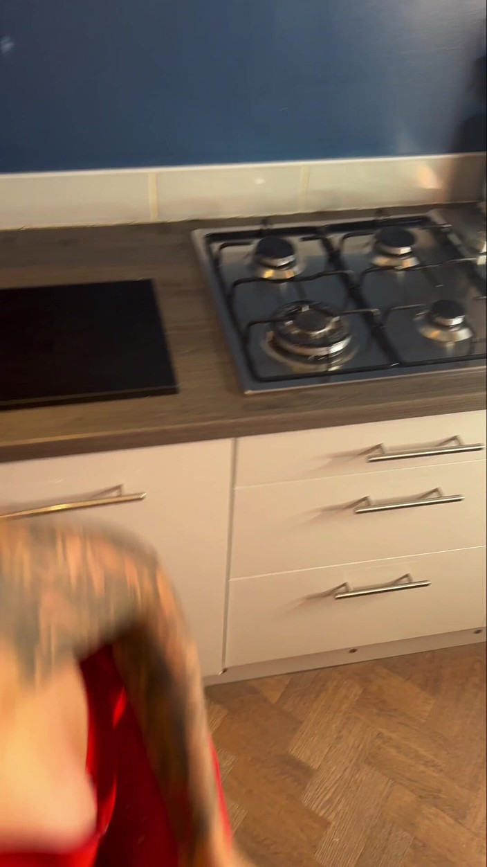 Mr Money Shot & Zoe Grey: O soție britanică sexy este futută în timp ce gătește