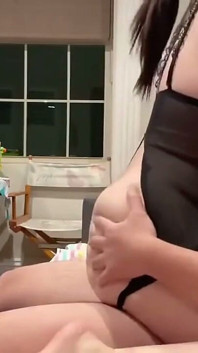 Čínská vdaná žena mi dala orální sex a pak mi vymačkala sperma svým velkým zadkem