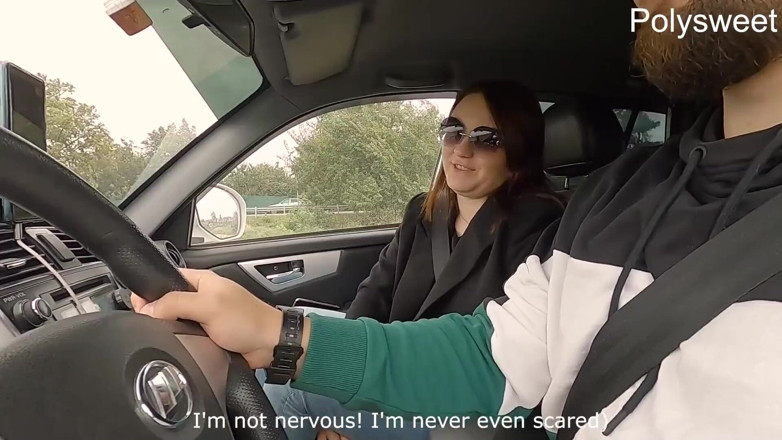 Polly Sweet: Heißer blowjob in einem auto und frechen strapon-fick (schlampe stöhnt)