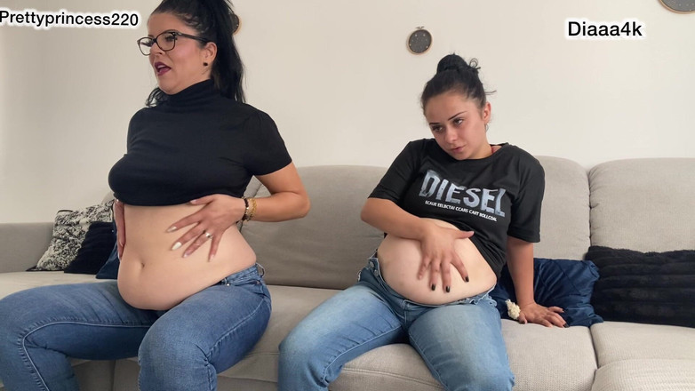 fartingclub01: 2 chicas sexy jugando con barrigas y pedos en jeans