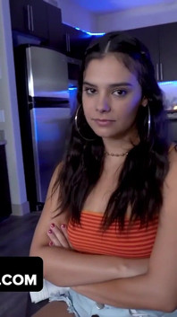Fiica vitregă excitată Violet Starr nu se va opri din tachinare cu tatăl ei vitreg până nu are un boner