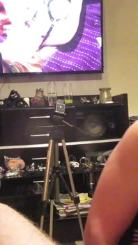 ホットな妻がテレビで男性のチンポをしゃぶりながら、男性が彼女のチンポをしゃぶるのを見ている