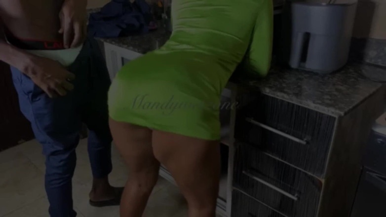 Detherapist: Sexy süßer, schokoladen-kurviger körper mit saftiger muschi dient der heiÃŸen...