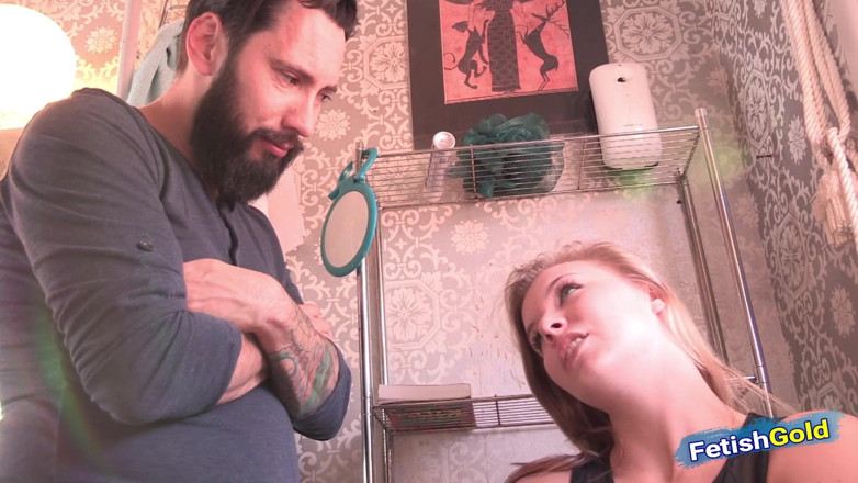 Family Role Play: Heiße blondine bekommt ihre muschi von perversem stiefvater im badezimmer...