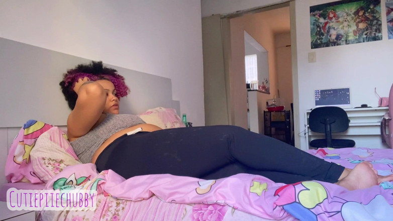 Cutiepiie Chubby: Üvey anne üvey oğlunu uyandırmak için osuruyor ep 1