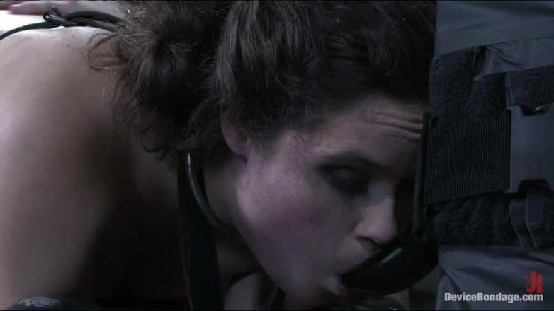 Device Bondage by Kink: Damon Pierce en Charlotte Vale