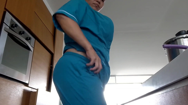 Milfcaliente69: Werkneemster met een grote kont masturbeert haar sappige poesje tijdens...