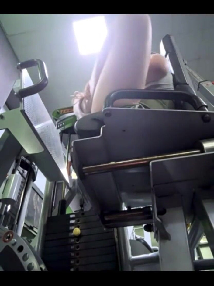 JuiceLussie: Gym Masturbation: Horny Beauty in the Fit Gym Massages Her...