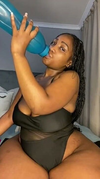 Culona grandota en striptease & coño