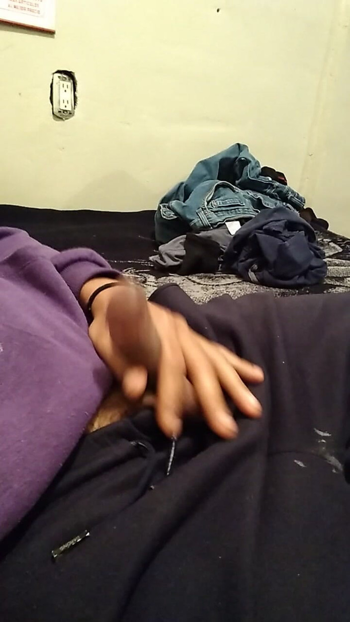 AlexAlejandro13: En la cama de mi hermanastra tocando polla