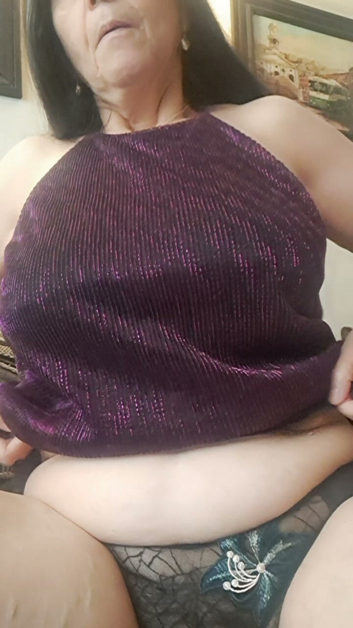 Mommy big hairy pussy: Volwassen MILF met slipje in haar angstige, harige gat