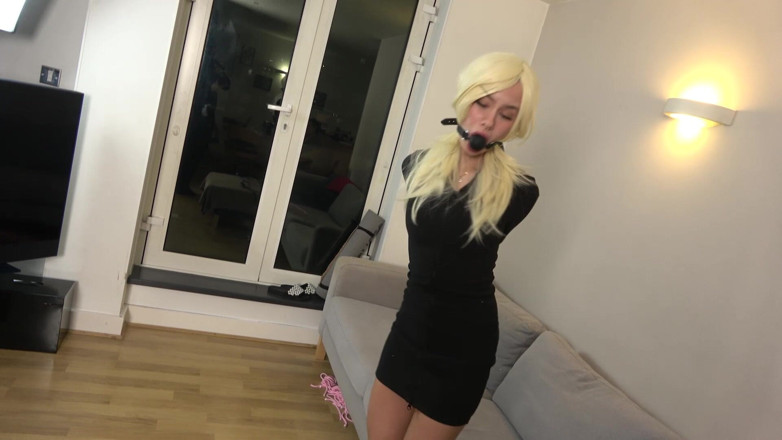 Latina Fetish: Descenso indefenso de Lilly&amp;;: atados apretados y humillantes mordazas parte 2