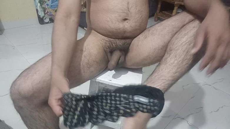 LovedSunsine1990: Sundal jsem si všechno oblečení a energicky si masíroval věci