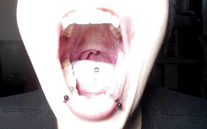 Abby Anna: Deep inside Val's mouth