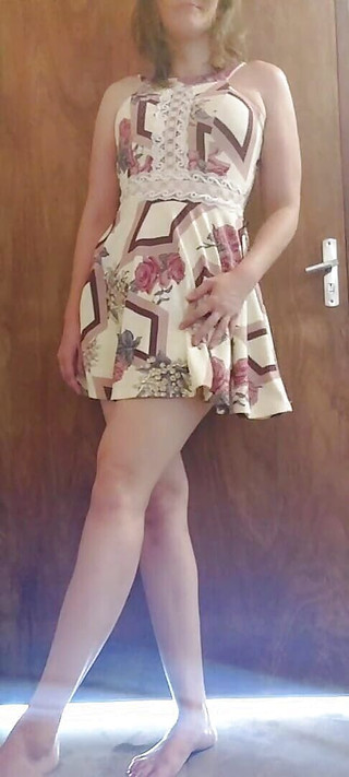 Flor_latina: 穿着性感礼服的顽皮得到手淫的冲动