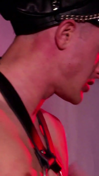 Pierdol mnie, jestem twoim uległym niewolnikiem. Gejowskie wideo bdsm