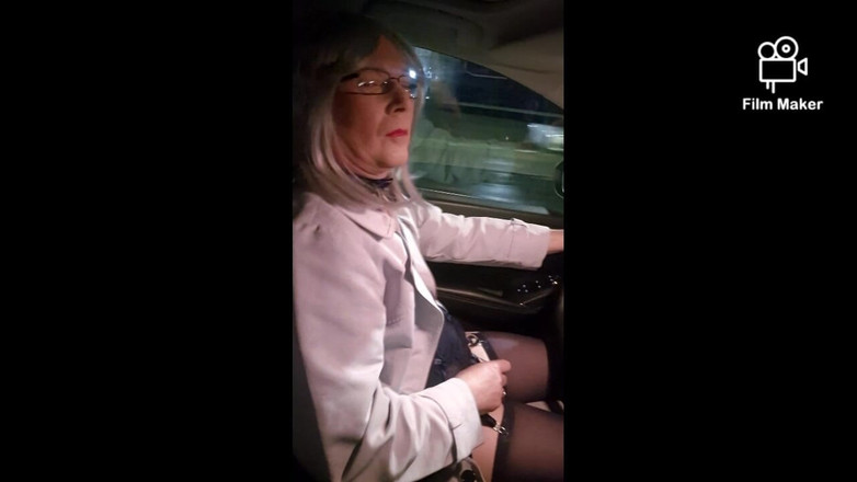 Shystockings: Сексуальная зрелая кроссдрессера-сисси-шлюшка ездит по кругу в нижнем белье