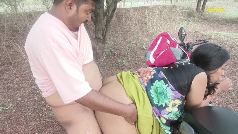Kavita _zawazawi: Kavita la bhabhi baise dans la jungle avec Tatya, pipe...