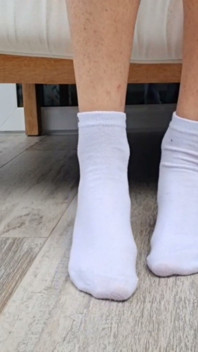 Peal De Chaussette Blanche Et Dévoilez : Arcade Mince Et Pieds Délicats