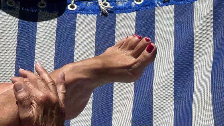 Aunt Ann: 粉丝请求从热辣的太阳开始，以阴户上的热辣精液结束