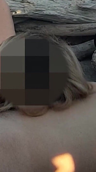 阴户闪光 - 陌生人发现我的继父抚摸我的阴户...一个海滩和撸管他的鸡巴 - misscreamy