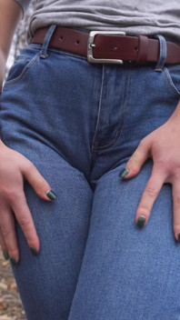 MILF škádlí její velké stydké pysky v Blue Jeans Outdoors