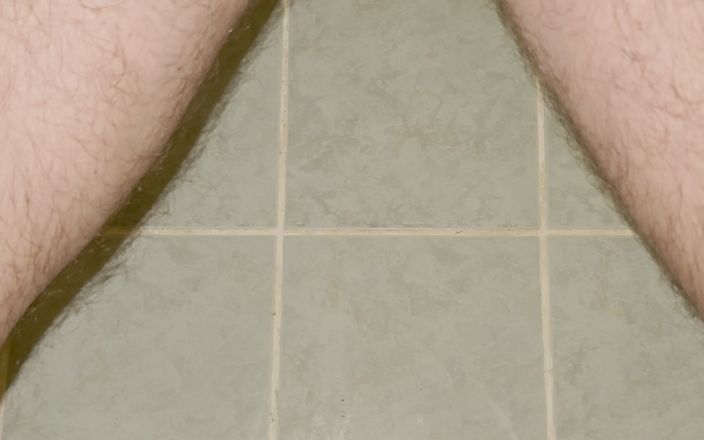 White Ukrainian Dick: Je fais pipi dans les toilettes. Ecoutez ce son !