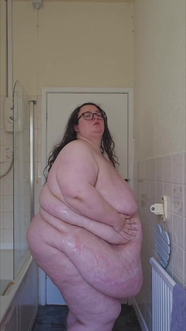 SSBBWLadyBrads: SSBBW corp cremos din burtă la baie