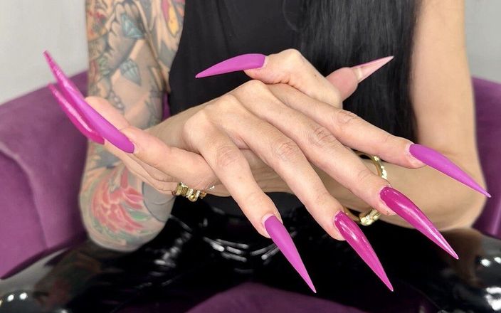Julia domaina: Lila färg långa naglar, skarpa stilettos, handflator, långa fingrar och...