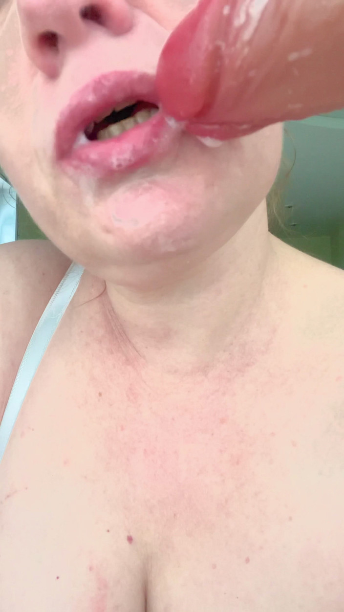 VikkiGeorgia: フェラチオのクローズアップ(模倣)