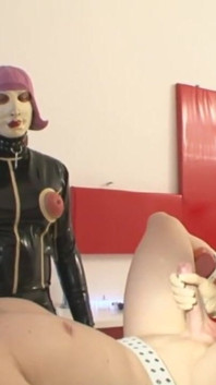 Petit gode à pénis dans le cul humiliant