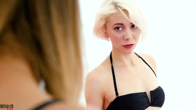Defeated Sex Fight: Tracy Lilith heet worstelen - sexy blondine vs schattige brunette