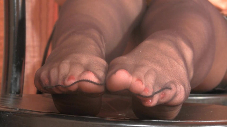 Foot Fetish HD: Barbara si čte