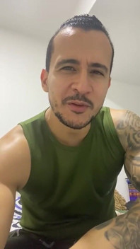 Grande adoração muscular de um latino super excitado