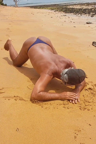 Ladysilvas: 옷을 많이 가지고 해변에서 Ladysilva 크로스드레서 비키니