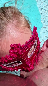 Soția sexy amatoare are parte de o ejaculare facială dezordonată lângă piscină