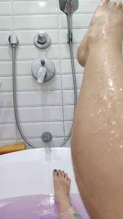 Risky Hairy Couple: Figa pelosa bagnata, gambe pelose e ascelle nella vasca da...