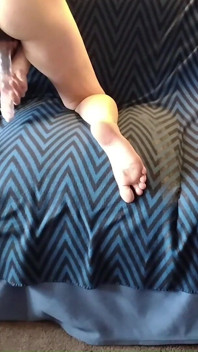 Aku lagi asik muasin memekku pakai dildo unguku (260510f)