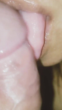 Una miLF fa un pompino usando solo la sua grande, gustosa lingua, e alla fine ingoia tutto lo sperma.