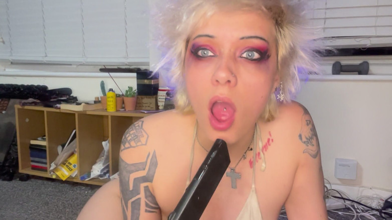 Glitterqueen1999: Je vide ma langue et je lèche l’aspirateur
