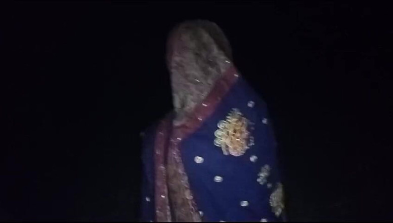 RadhaDevi: 性感人妻在夜间尿液和手淫