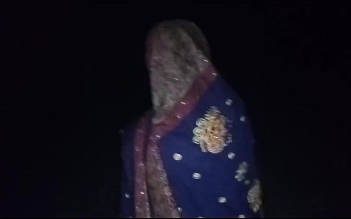 RadhaDevi: Une bhabhi sexy se fait uriner et doigter la nuit