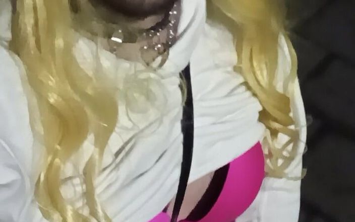 SissyschlampeVanessa: maricas se masturba arriscadamente na rua em público