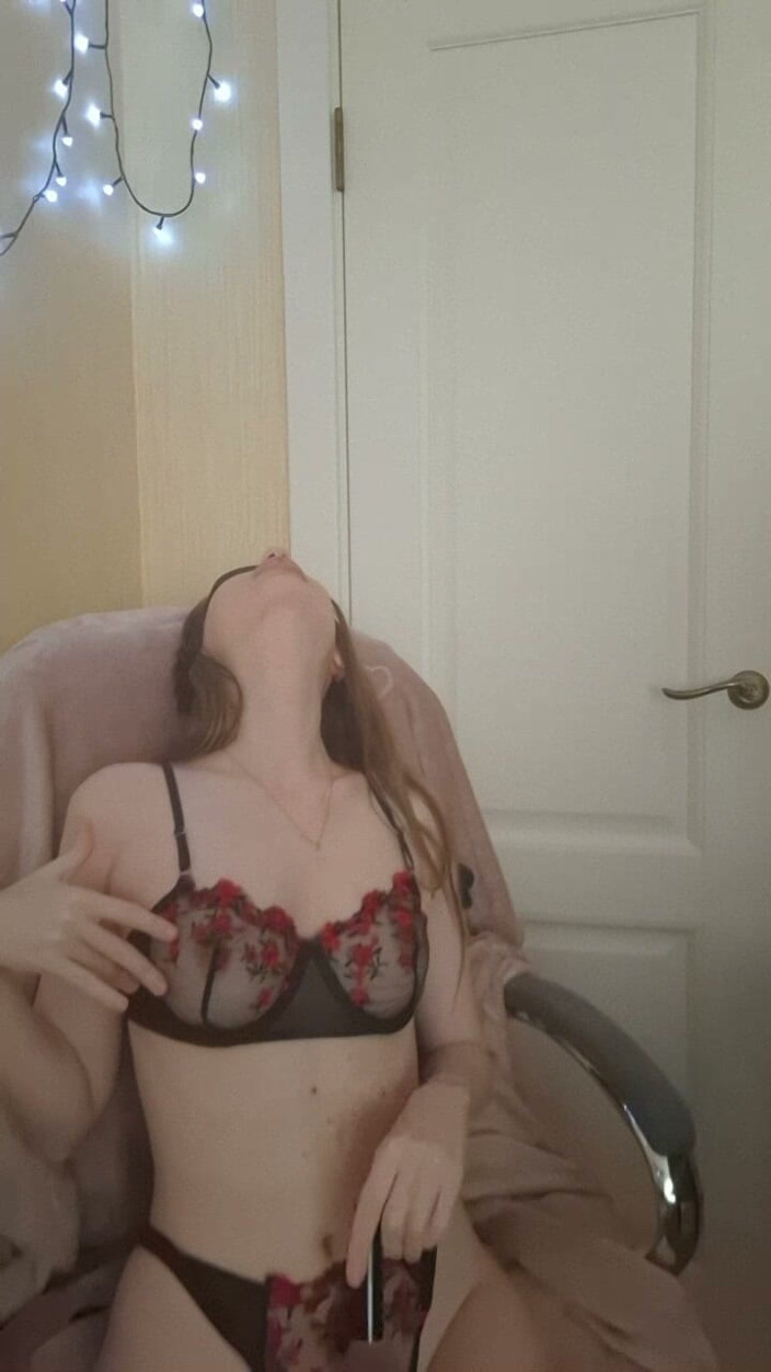 ElzaKom: andhere men, sabhi billiyon gre hain - lekin khel hot hain!