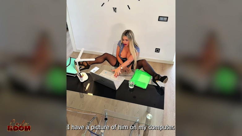 Carla Boom: Secretara îl face pe șeful ei să o fută la birou înainte de...
